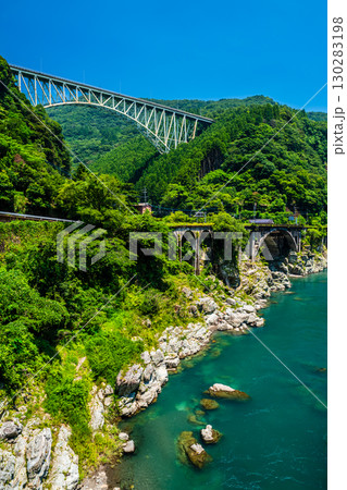 綱ノ瀬川橋梁と五ヶ瀬川【宮崎県西臼杵郡日之影町】 綱ノ瀬川橋梁と五ヶ瀬川【宮崎県西臼杵郡日之影町】 130283198