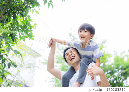 ファミリー　お父さんにおんぶしてもらっている男の子 130283212