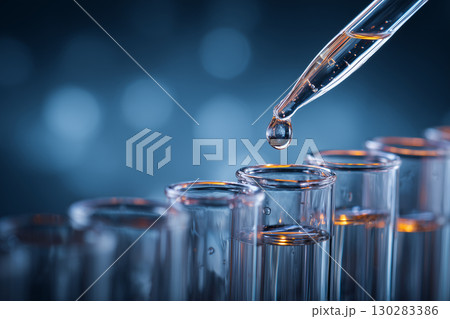 スポイトから試験管に液体を滴下する化学実験のクローズアップ（科学 医療 研究） 130283386
