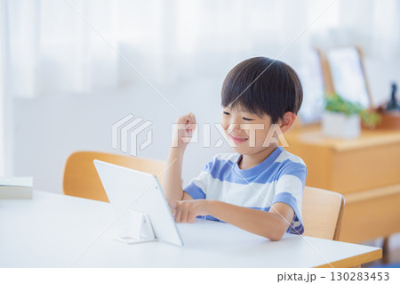タブレットで勉強する男の子 タブレットで勉強する男の子 130283453