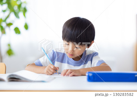 勉強する男の子 勉強する男の子 130283582