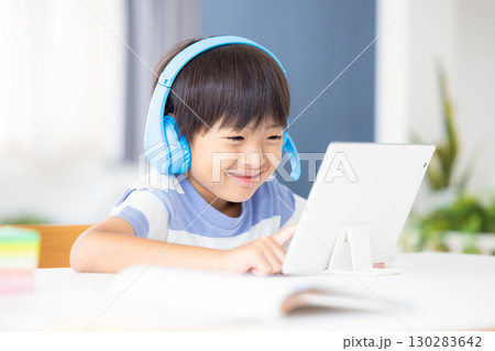 タブレットで勉強する男の子 タブレットで勉強する男の子 130283642