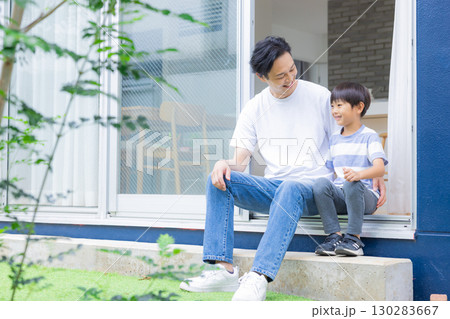 ファミリー　庭でくつろぐお父さんと息子 130283667