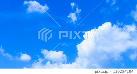 青空と白い雲のシンプルな風景 青空と白い雲のシンプルな風景 130284194