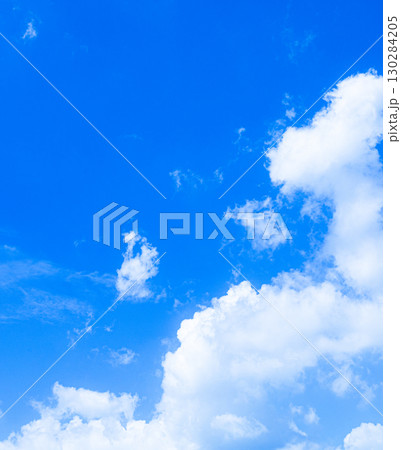 青空と白い雲のシンプルな風景 130284205