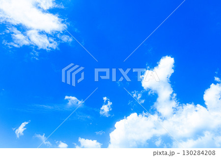 青空と白い雲のシンプルな風景 130284208