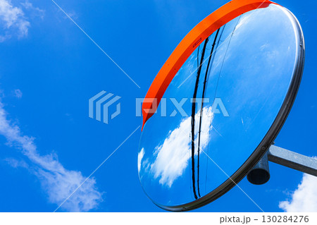カーブミラーに映った青空と夏空 カーブミラーに映った青空と夏空 130284276