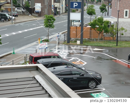 スーパーマーケットの駐車場 130284530