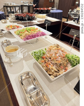 ビュッフェスタイルのサラダと前菜、パーティー用に並べられた大皿料理 130284532