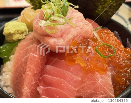 新鮮マグロとイクラたっぷり海鮮丼 新鮮マグロとイクラたっぷり海鮮丼 130284536