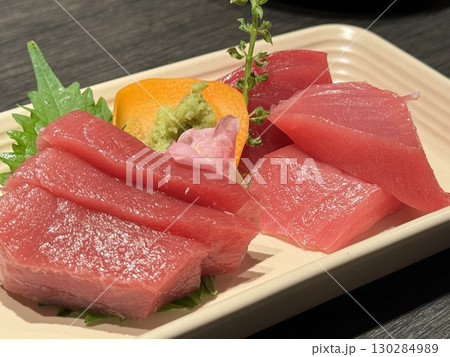 新鮮なマグロの刺身盛り合わせ 130284989