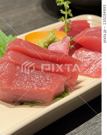 新鮮なマグロの刺身盛り合わせ 130284993
