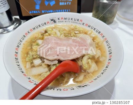 大きなチャーシューがのった白菜入りラーメン 130285107