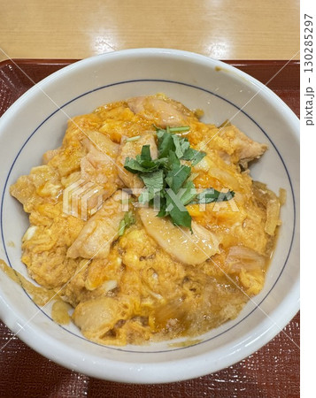 和食の定番料理、鶏肉と卵の親子丼 130285297