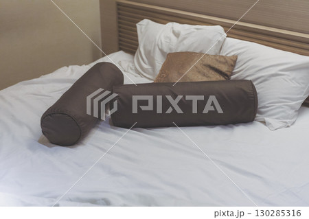 ホテルのベッド　乱れたシーツ 130285316