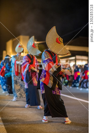 端縫い着物と編み笠で踊る女性　西馬音内盆踊り　2025年　秋田県 130285318