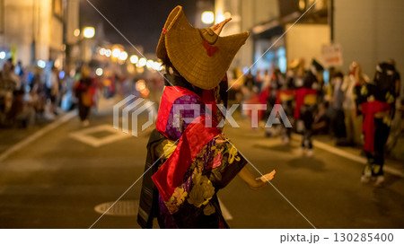 編み笠を被り端縫い着物で踊る女性 西馬音内盆踊り2025年 秋田県 編み笠を被り端縫い着物で踊る女性 西馬音内盆踊り2025年 秋田県 130285400