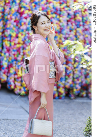 着物女性が京都の観光名所でポートレート 130285698