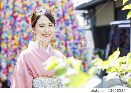 京都観光をする着物姿の女性 京都観光をする着物姿の女性 130285844
