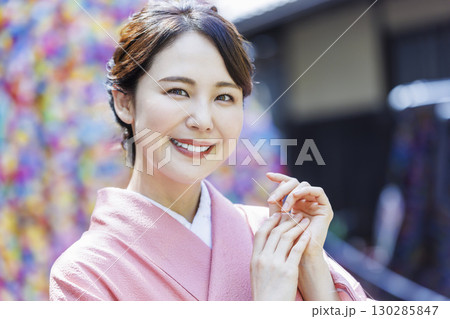 京都観光をする着物姿の女性 京都観光をする着物姿の女性 130285847