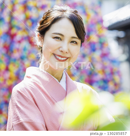 京都観光をする着物姿の女性 130285857