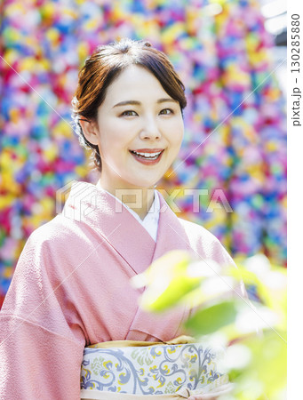 京都観光をする着物姿の女性 130285880
