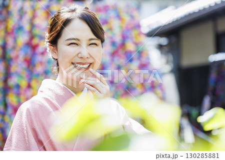 京都観光をする着物姿の女性 130285881