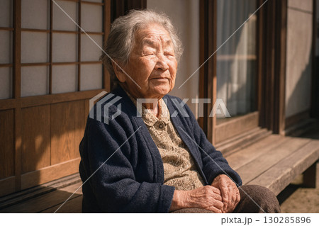 昭和の情景　縁側で日向ぼっこするおばあちゃん 130285896