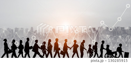 歩く幅広い世代に人々とビジネスデータのコンセプト 130285915
