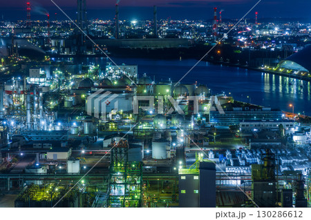 工場夜景　三重県四日市市　四日市コンビナート 130286612