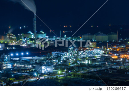 工場夜景　三重県四日市市　四日市コンビナート 130286617