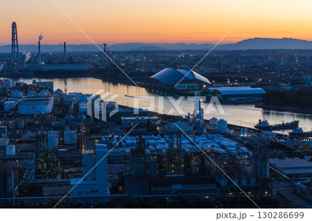 三重県四日市市　四日市コンビナートの夕暮れ 130286699