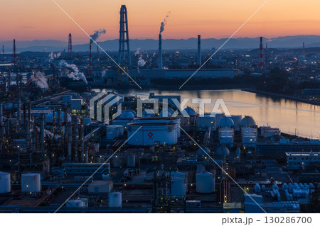 三重県四日市市　四日市コンビナートの夕暮れ 130286700