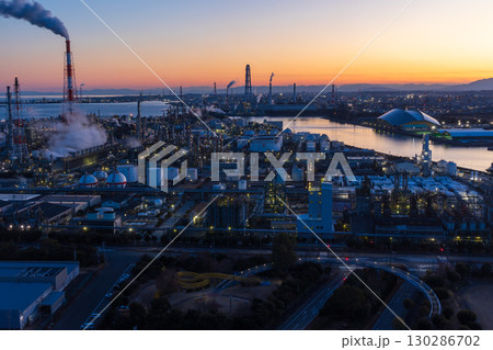 三重県四日市市　四日市コンビナートの夕暮れ 130286702