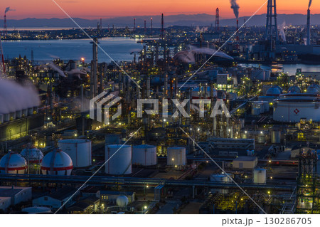 工場夜景　三重県四日市市　四日市コンビナート 130286705