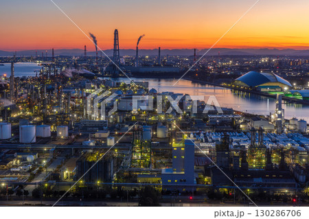工場夜景　三重県四日市市　四日市コンビナート 130286706