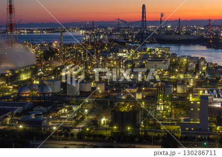 工場夜景　三重県四日市市　四日市コンビナート 130286711
