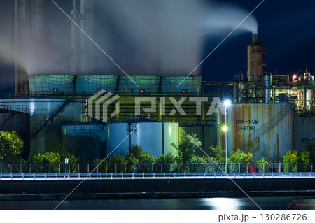 工場夜景　三重県四日市市　四日市コンビナート 130286726