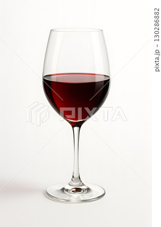 白背景にワイングラスと赤ワインのエレガントなイメージ 白背景にワイングラスと赤ワインのエレガントなイメージ 130286882