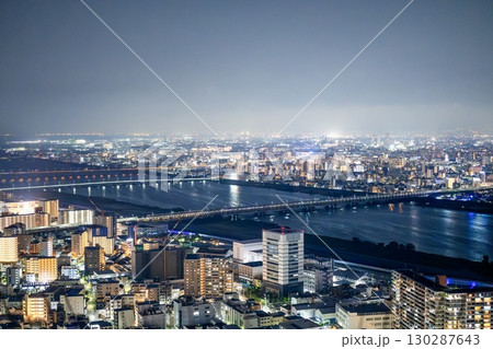高層ビル群と川を一望できる大阪の夜景風景 高層ビル群と川を一望できる大阪の夜景風景 130287643