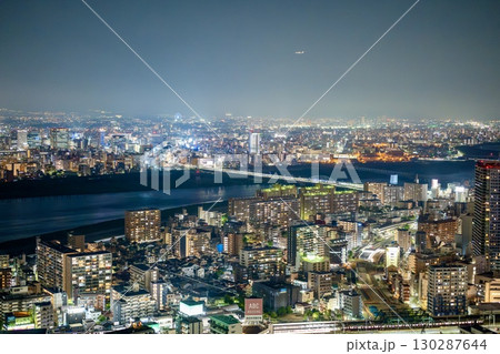 高層ビル群と川を一望できる大阪の夜景風景 130287644