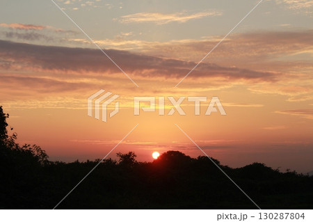 山に沈む夕日 130287804