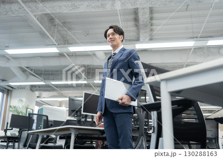 オフィスで仕事をする若いビジネスマン 130288163