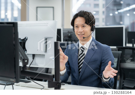 オフィスで仕事をするオペレーター オフィスで仕事をするオペレーター 130288164
