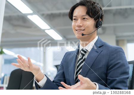 オフィスで仕事をするオペレーター 130288168