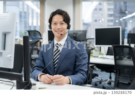 オフィスで仕事をするオペレーター 130288170