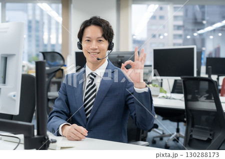 オフィスで仕事をするオペレーター 130288173