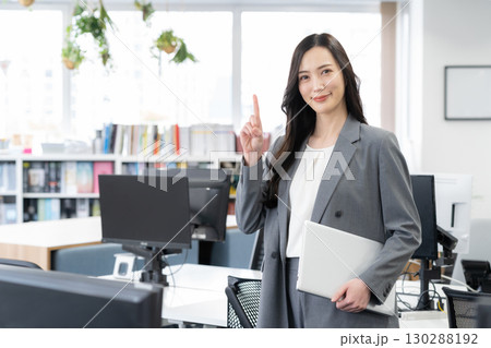 オフィスで仕事をする若いビジネスウーマン 130288192