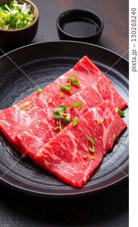 黒い皿に盛り付けられた牛肉スライス 130288240