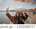 富士山をバックに記念写真を撮る外国人観光客 130288257